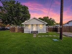 Building Photo - 404 Oak St