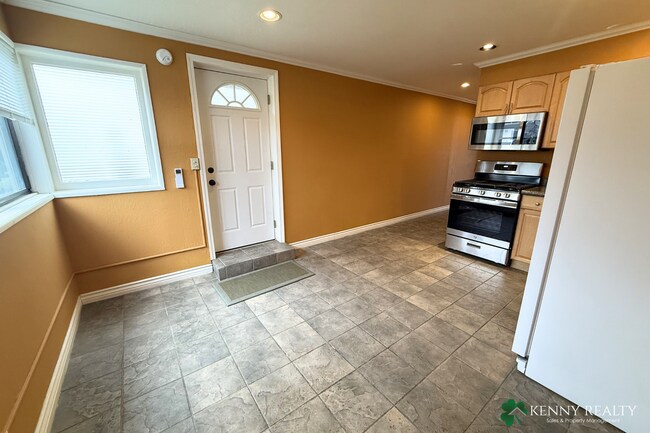 Foto del edificio - Spacious 1-Bedroom Lower-Level Apartment with Private Patio