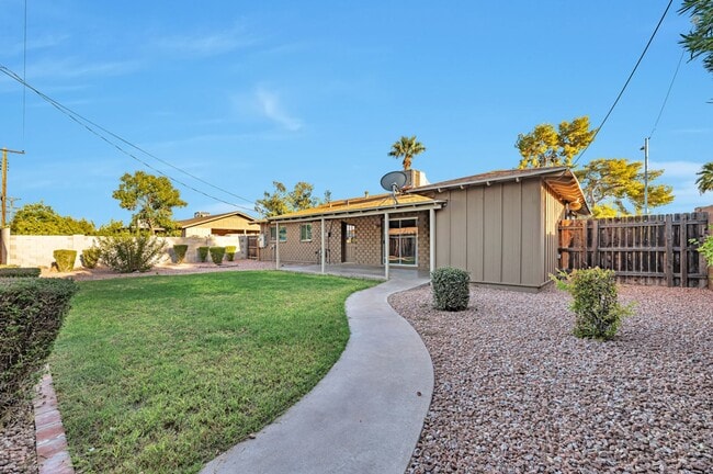 Foto del edificio - 3 BEDROOMS 2 BATHS! GRASS YARD!