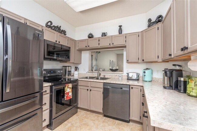 Building Photo - 5999 Lake Pointe Dr