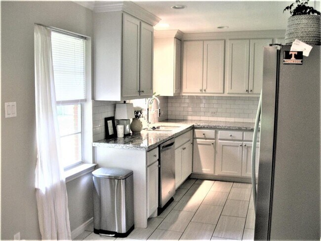 Building Photo - 4038 Woodfin St