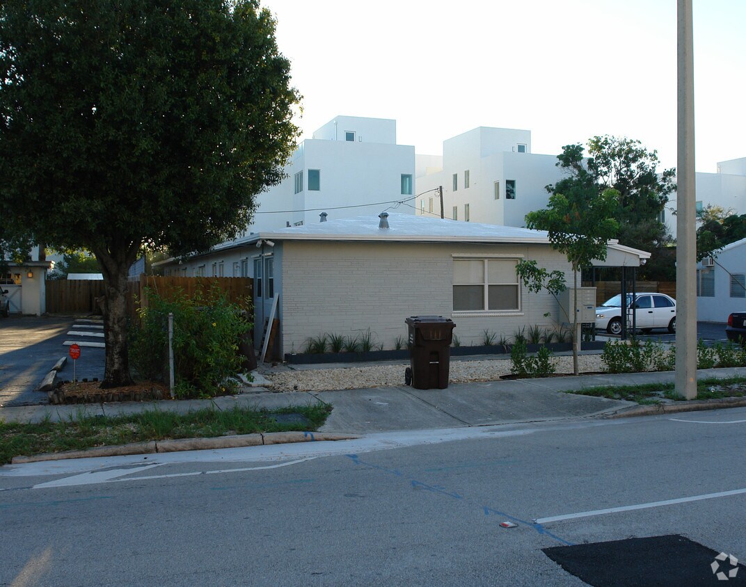 Building Photo - 730 NE 3rd Ave