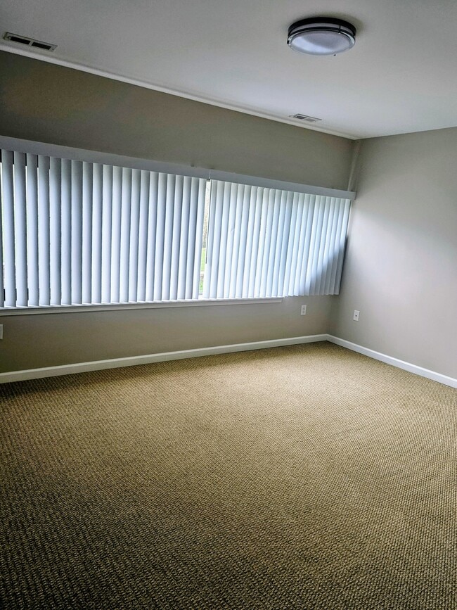 Building Photo - 6455 Lake Ave