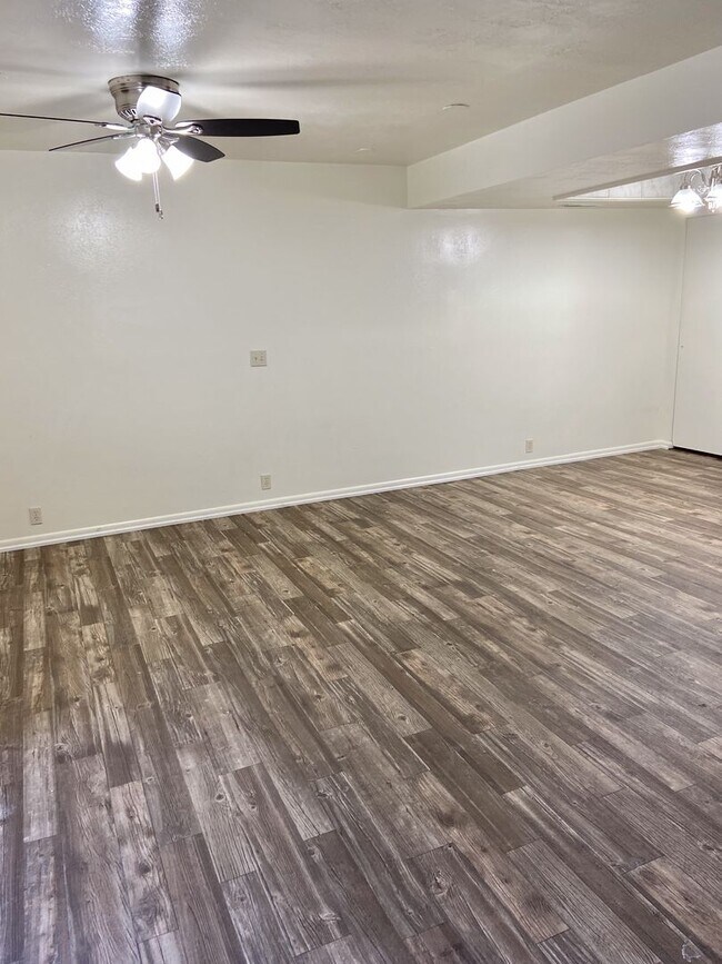 Building Photo - 1595 S Foothill Dr