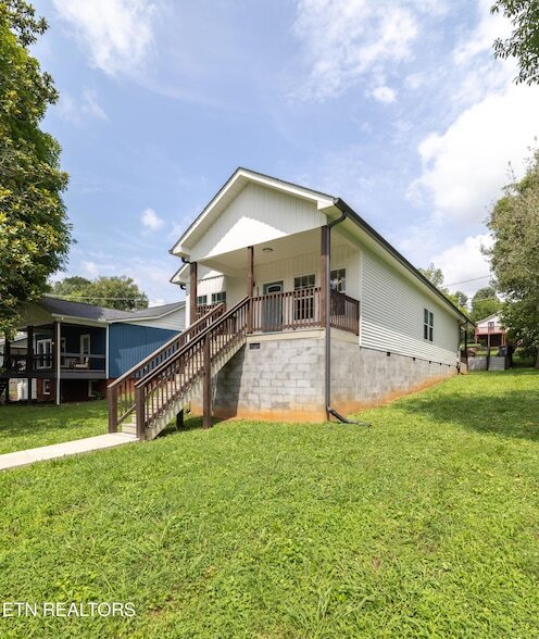 Building Photo - 619 Midlake Dr NE