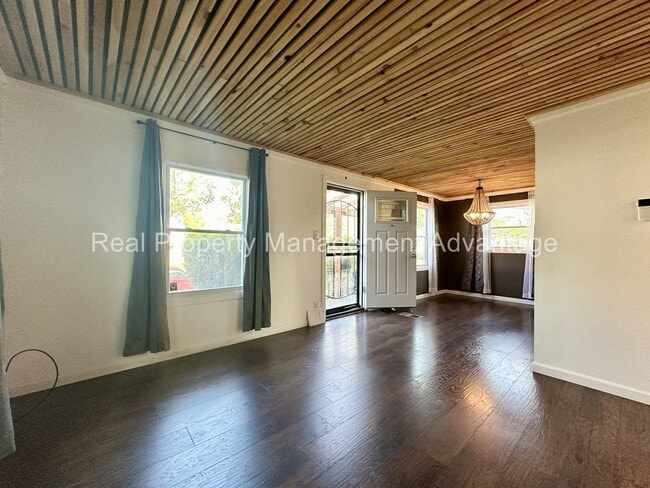 Building Photo - Beautifully Updated 3 Bedroom Bungalow Min...