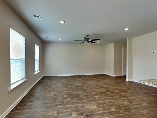 Building Photo - 421 Leaning Maple Wy