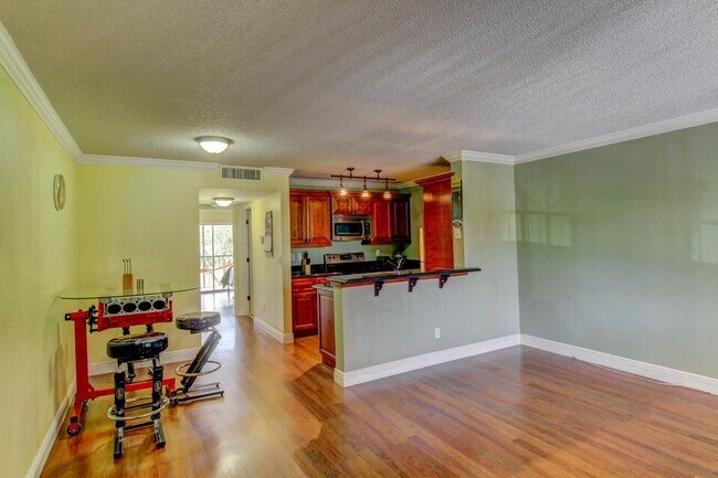 Foto del edificio - 1536 Meadows Cir W