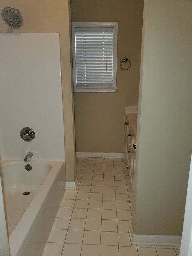 Foto del edificio - Beautiful 2 Bedroom 2 Bath Available 10/10...