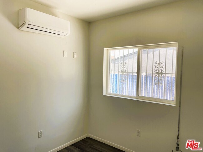 Building Photo - 1106 W 91st St