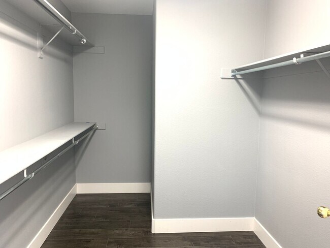 Building Photo - SPACIOUS & ELEGANT LIVING IN THIS GATED HE...