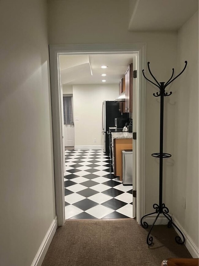 Foto del edificio - 553 E 3rd Ave