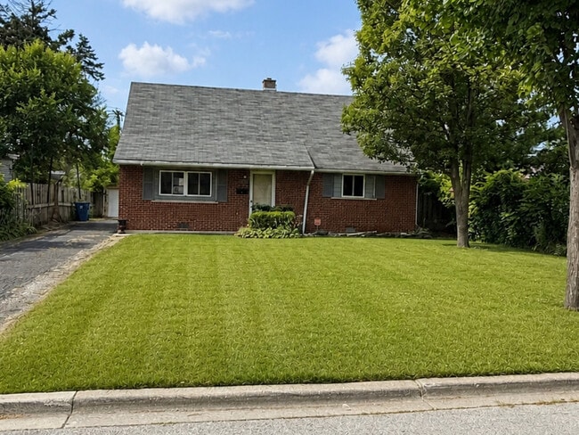 Building Photo - 426 Mills St