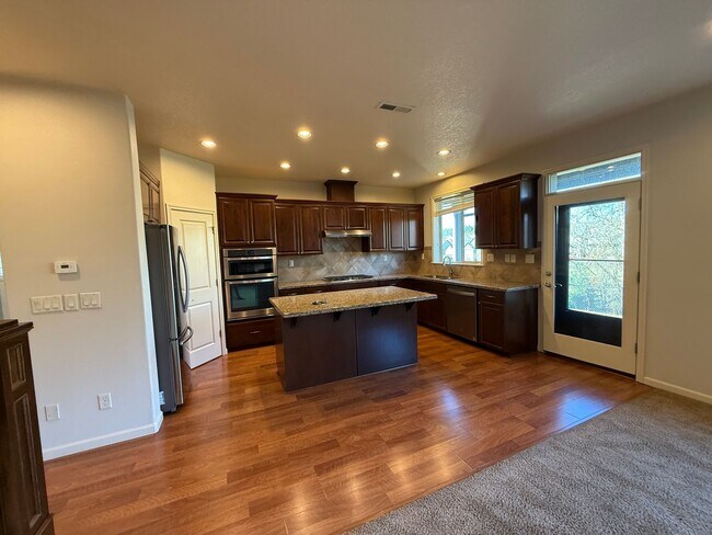Building Photo - 3Bd/ 2.5Ba North Bethany Home ~ Huge Loft ...