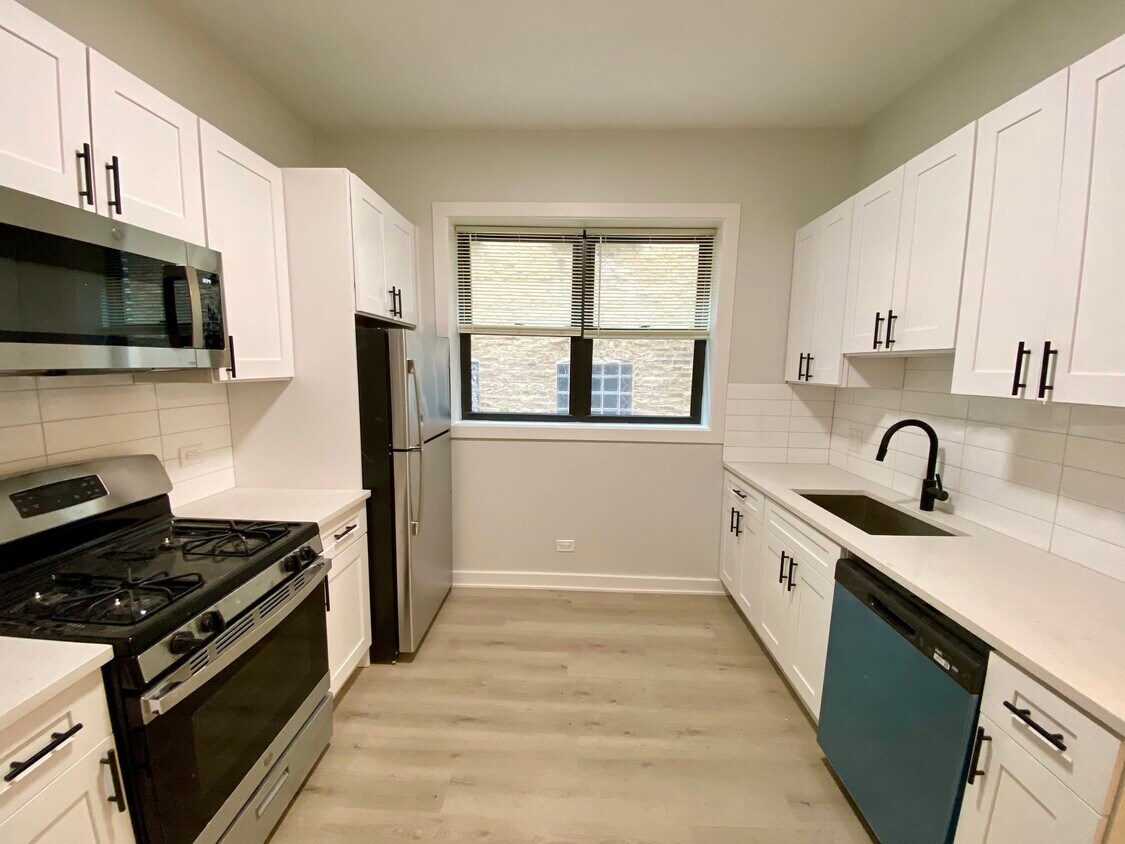 Primary Photo - 1320 N Wicker Park Ave