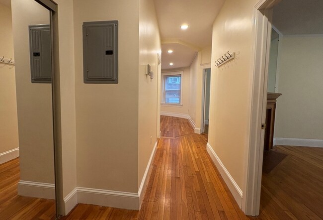 Building Photo - Elegant Brookline 4bed/2bath Near B,C, D Lines