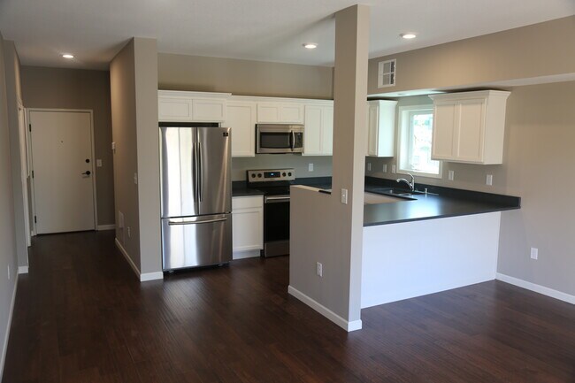 Open concept living room and kitchen with peninsula for entertaining. - 918 Raymond Ave