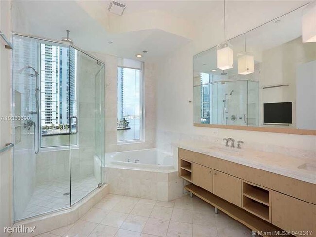 Foto del edificio - 900 Brickell Key Blvd