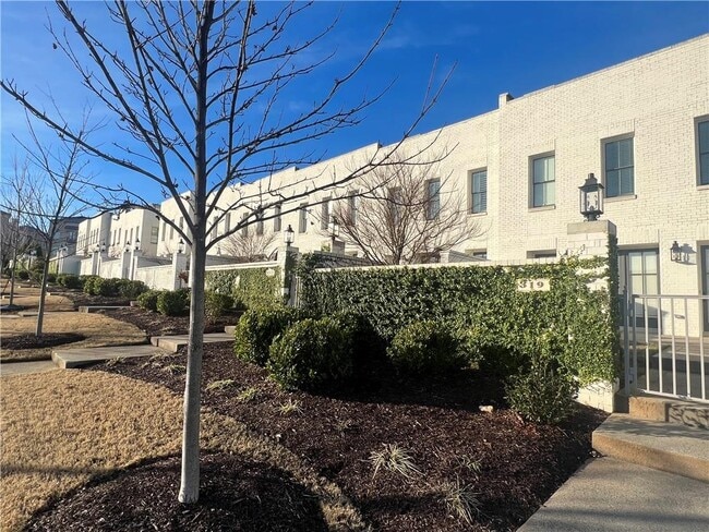 Building Photo - 319 S Esplanade