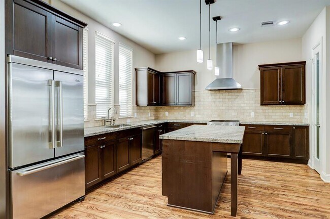 Foto del edificio - 4106 Roseland St