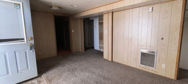 Building Photo - 2 bedroom 1 bath unit! Near SUU!