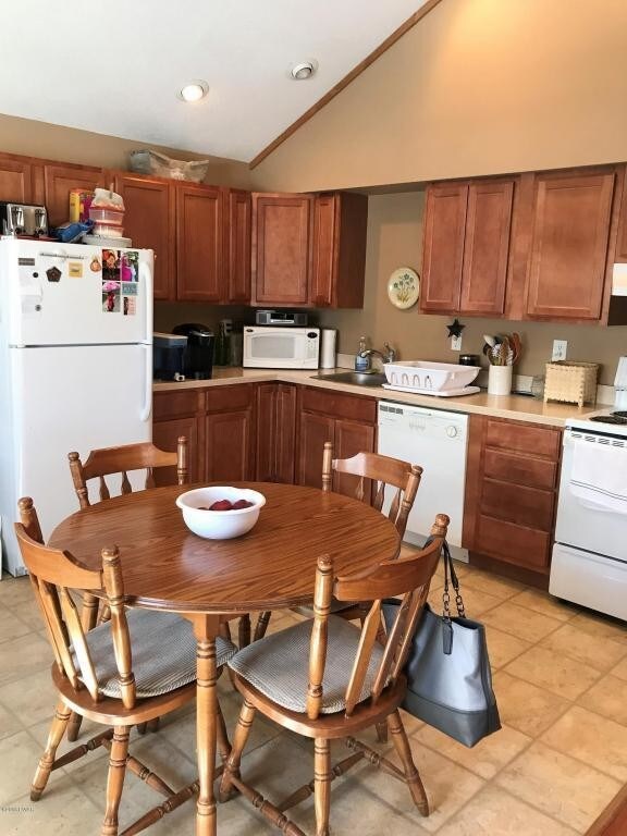Foto principal - 435 Lakeview Dr