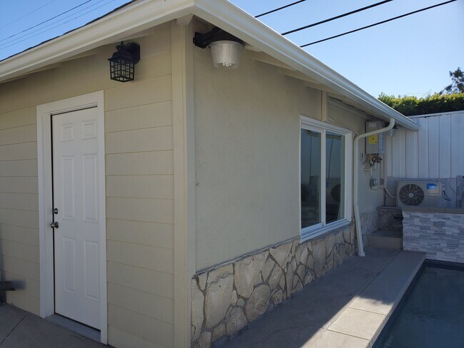 Building Photo - 9712 Cresta Dr