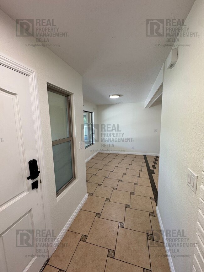 Foto del edificio - Spacious Single-Story 7-Bedroom Home with Open Layout & Abundant Natural Light