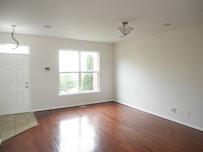 Building Photo - Rare Find! 4 Bedroom, 2 Bathroom Townhome ...