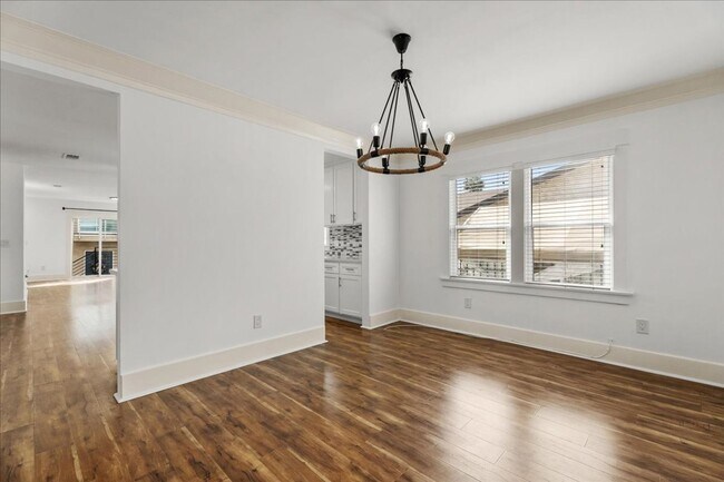 Foto del edificio - Charming 3-Bedroom Craftsman with Modern U...