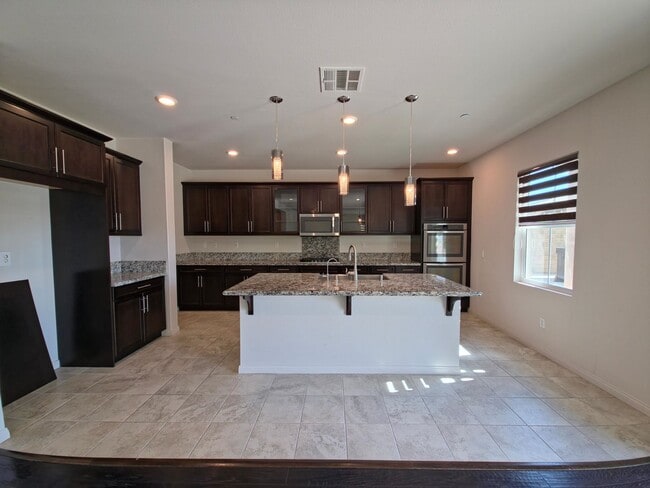 Foto del edificio - MOVE-IN READY 5+4 in Simi w/mountain views...