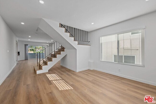 Foto del edificio - 2449 Beachwood Dr