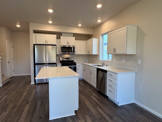 Foto del edificio - 4 Bedroom, 2 1/2 Bath Home in Marcola Meadows