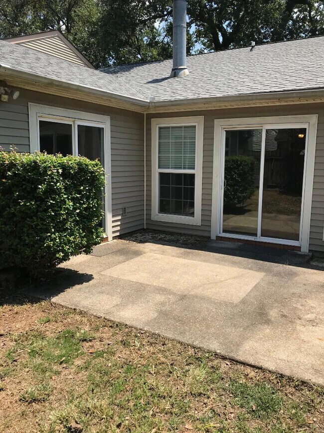 Building Photo - 330 Misty Creek Dr