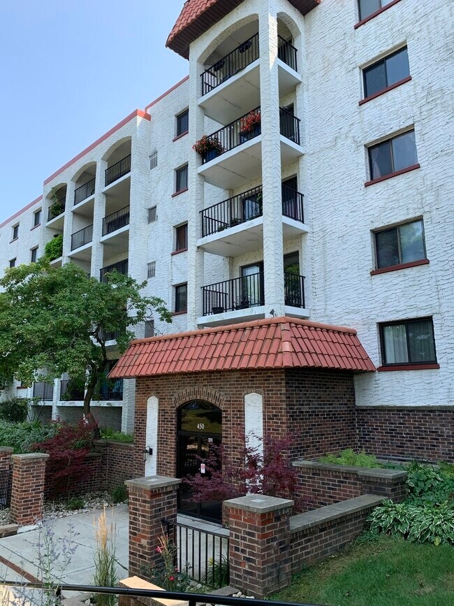 Foto del edificio - 450 Plum Creek Dr