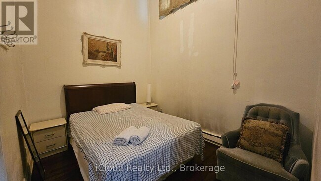 Building Photo - 1847 Lawrence Ave E