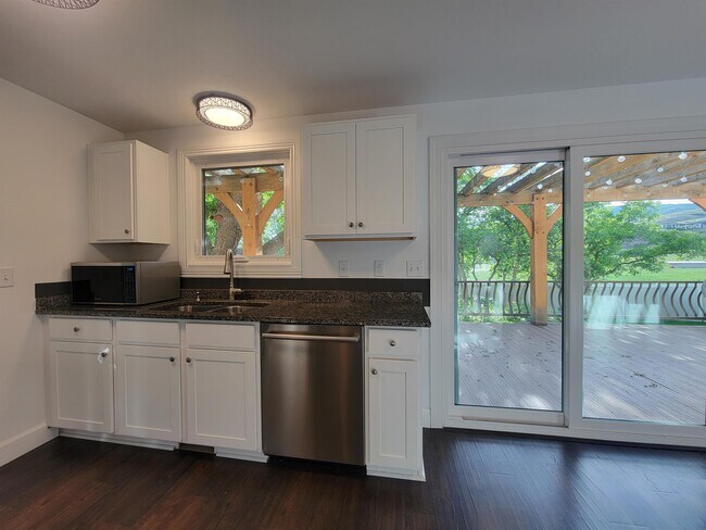 Building Photo - 895 Eastview Dr