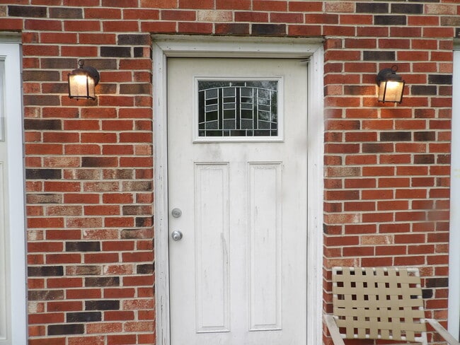 Building Photo - 204 Landings Dr