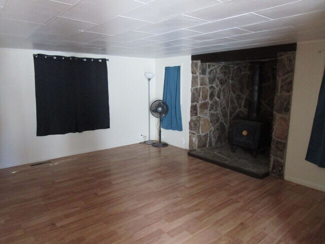 Building Photo - 3 Bedroom Home on 3/4 Acre - Available Soon!