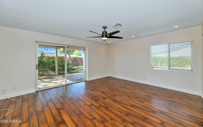 Foto del edificio - 2501 E Highland Ave