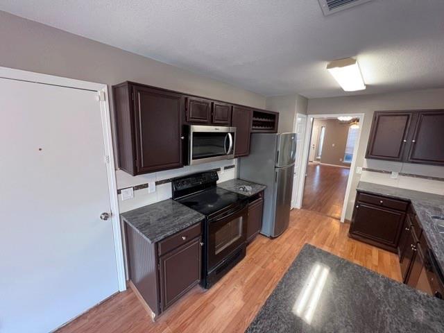 Building Photo - 584 Lake Forest Dr