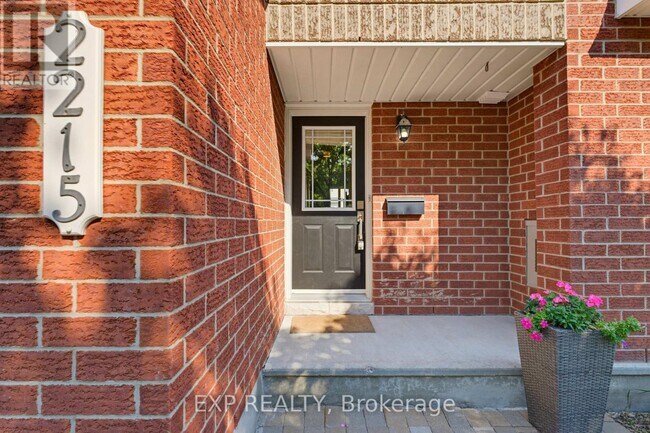 Photo du bâtiment - 2215 Silverado Crescent