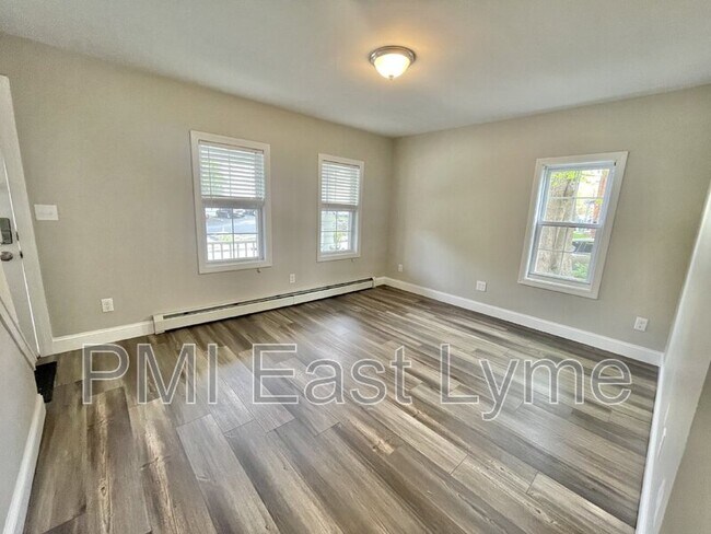 Building Photo - 253 Yantic St