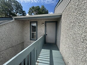 Building Photo - 910 Brett Dr