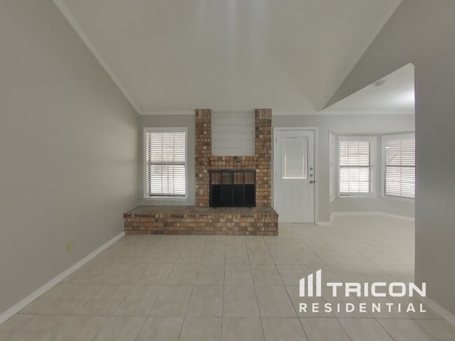 Foto del edificio - 6810 Maple Lk St