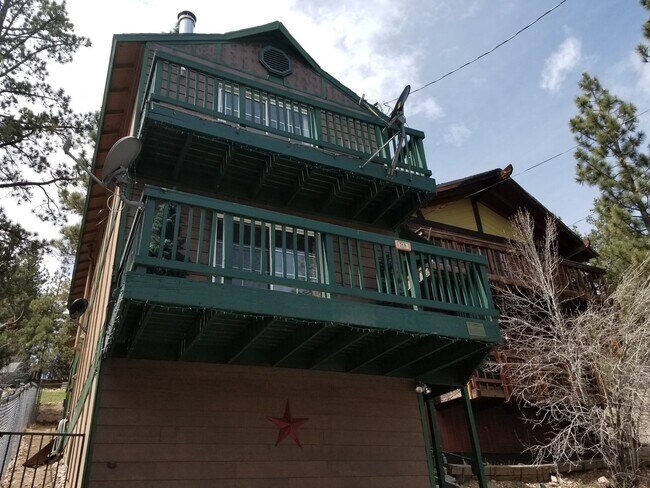 Foto del edificio - 2 Bedroom with fenced yard.