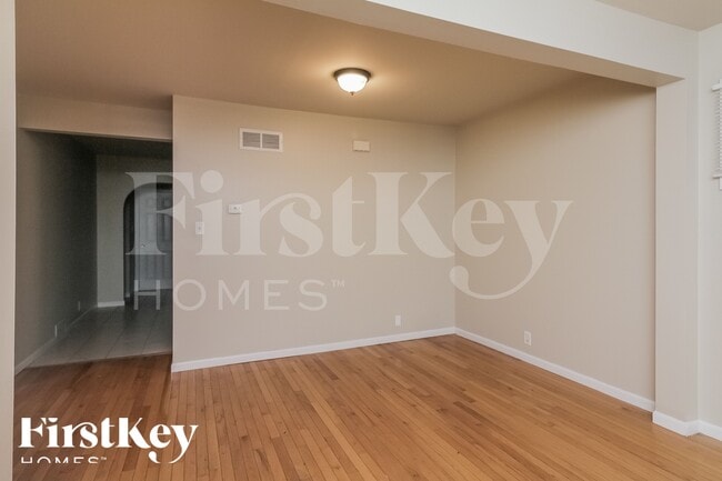 Building Photo - 1369 Hinman St