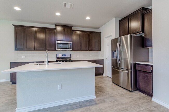 Foto del edificio - Luxurious Newer Construction 3-Bedroom Hom...