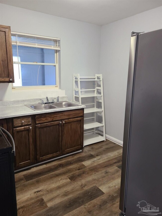 Foto del edificio - 5549 Mayfair Dr