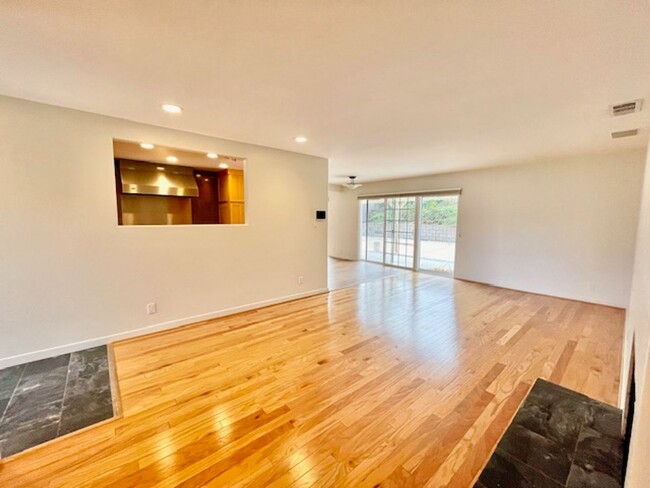 Foto del edificio - Beautiful Single level home with 3/2 and f...